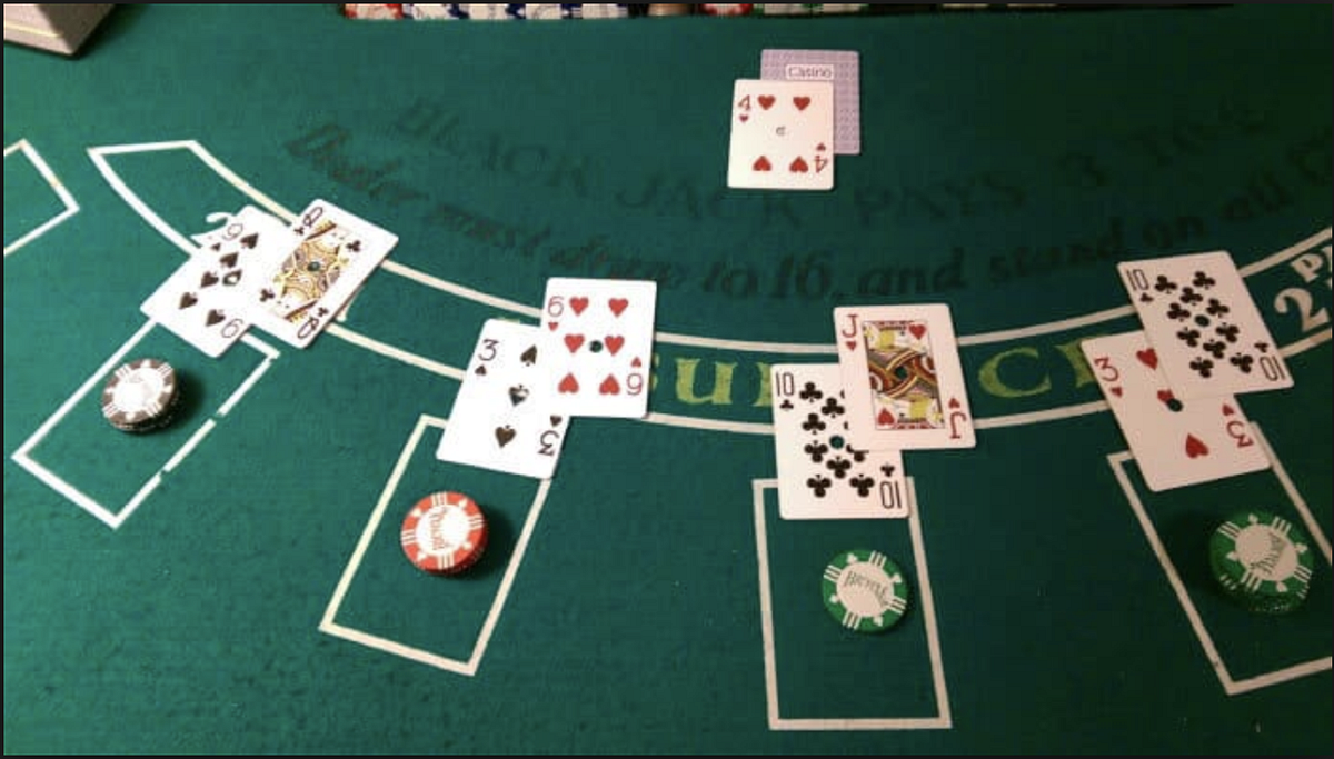Cartas de Bacará em uma mesa de jogo verde